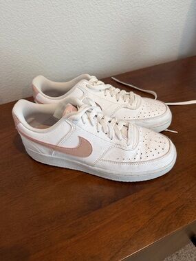Ladies Nike Low-Top Sneakers in White with Blush Pink Swoosh size 9